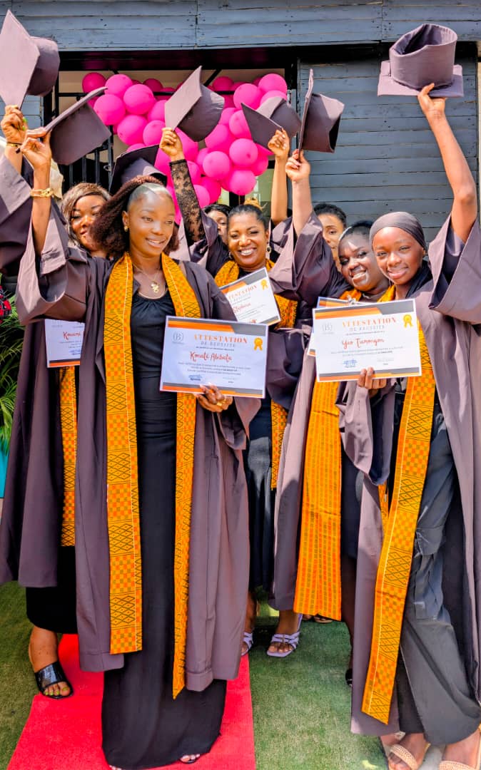 Diplômées BIBCOLLEGE célébrant leur réussite